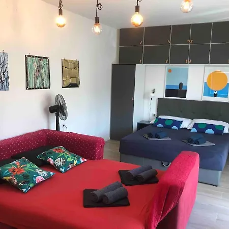 Boutique Triple House With Garden & Roof Terrace Split