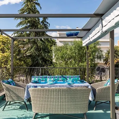 Boutique Triple House With Garden & Roof Terrace Split
