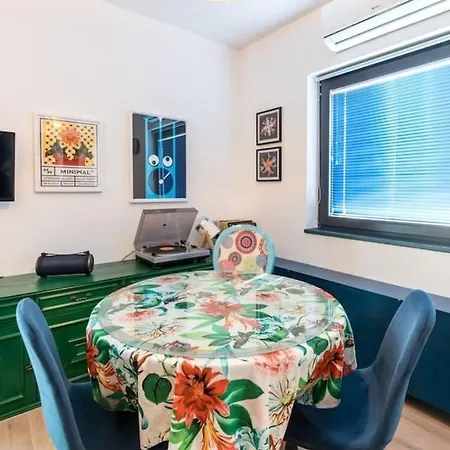 Vakantiehuis Boutique Triple House With Garden & Roof Terrace Split