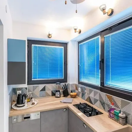 Boutique Triple House With Garden & Roof Terrace
