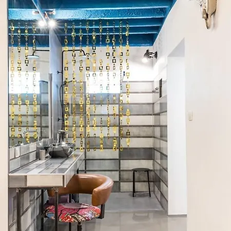 Sleeps 8 Pet Friendly Garden & Roof Terrace بيت للعطل